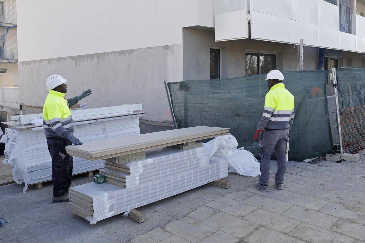 Dos treballadors de la construcció a Girona.