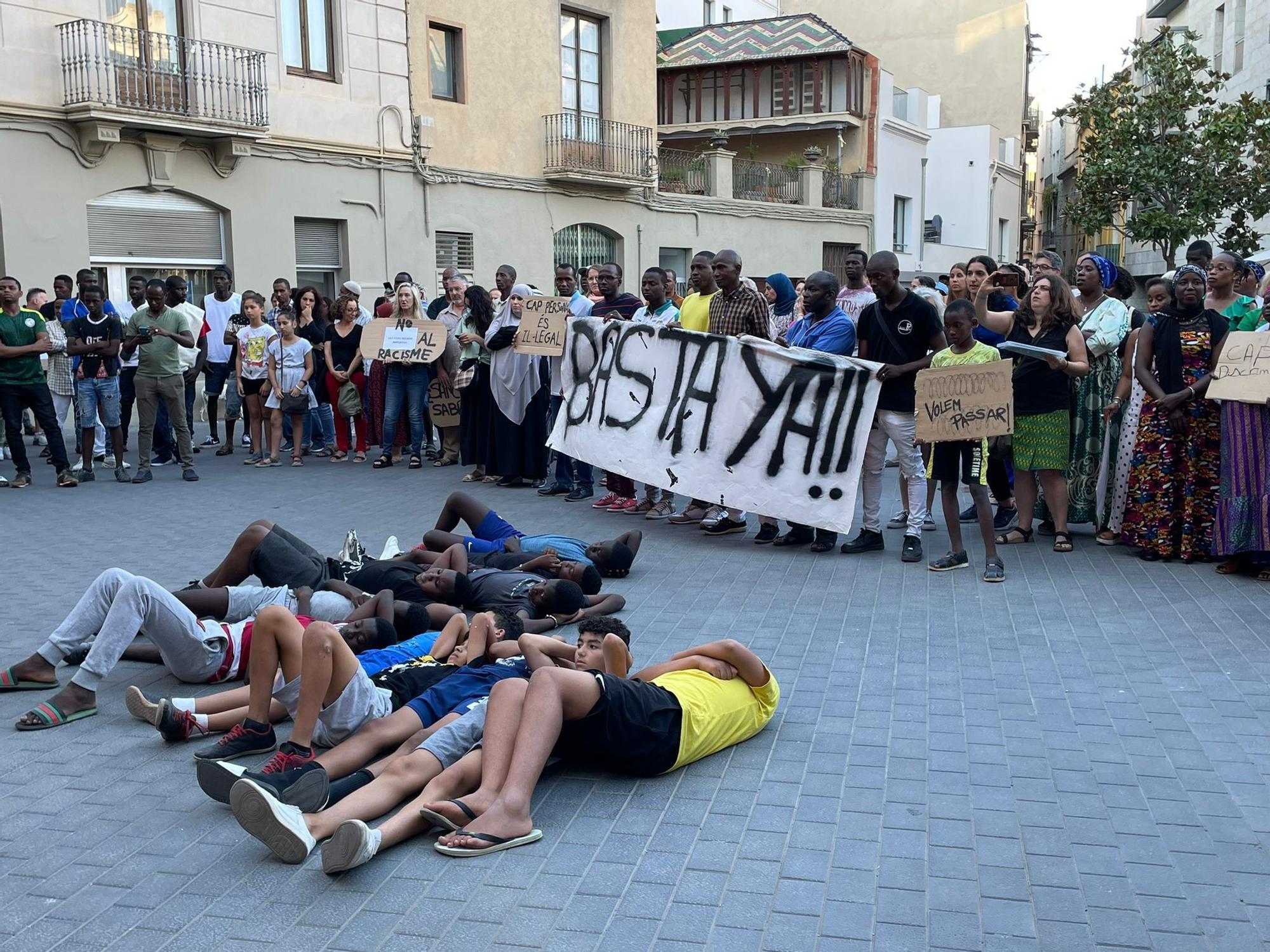 Entitats socials es manifesten a Figueres contra la vulneració de drets humans a Melilla