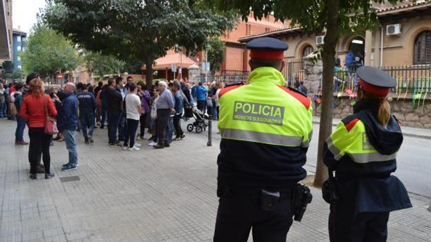 Dos mossos observant els votants en un col·legi de Berga, l&#039;1-O