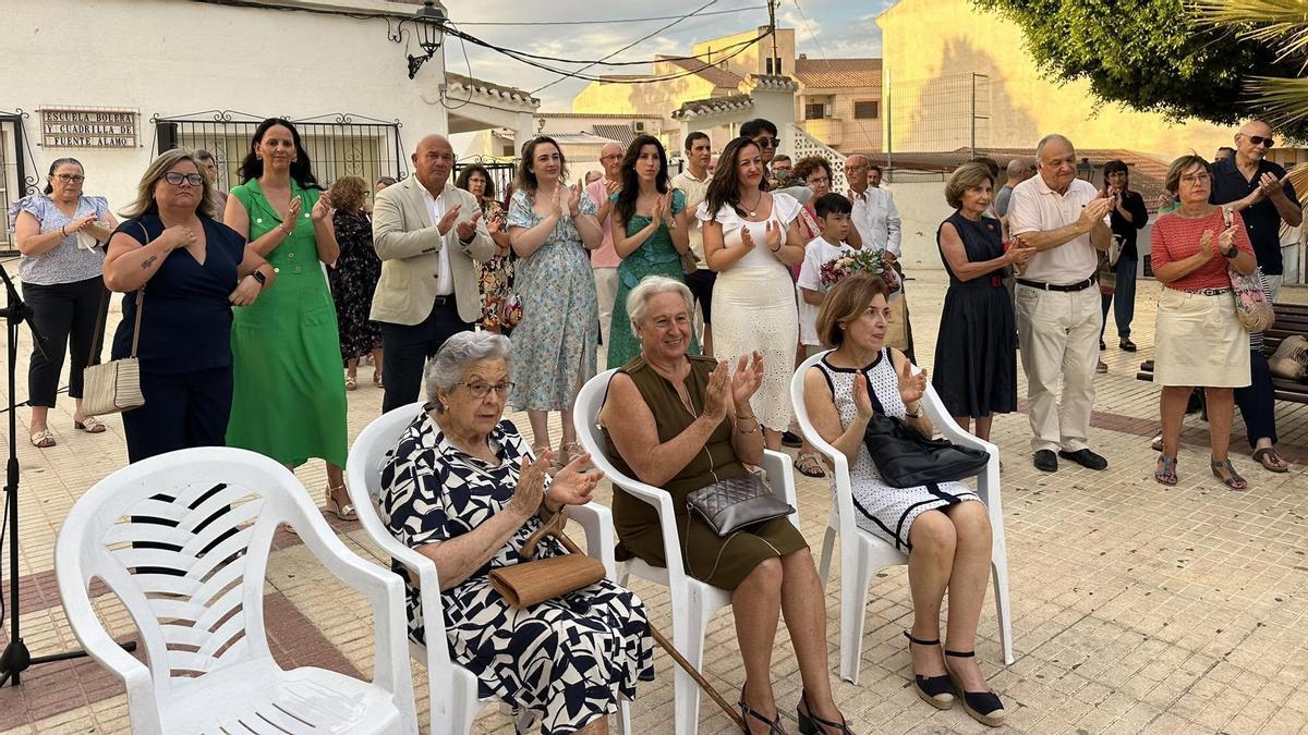 Vecinos y autoridades municipales durante un acto del 325º aniversario de la Villa de Fuente Álamo.