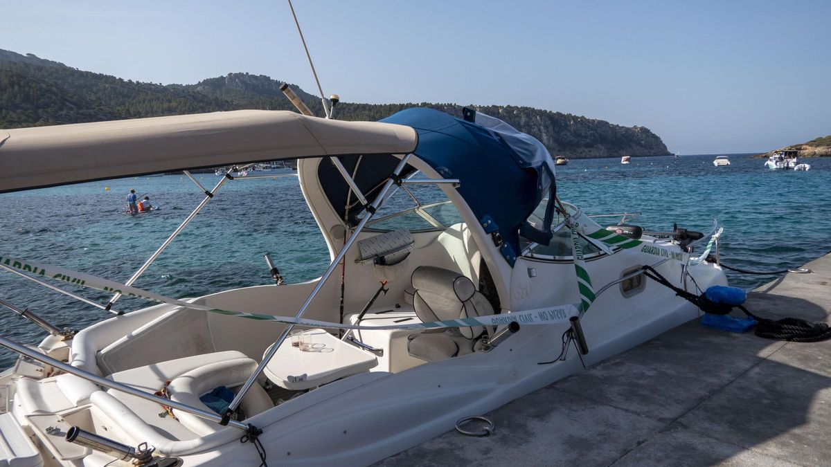 La lancha Zaragall, atracada en el puerto de Sant Elm.