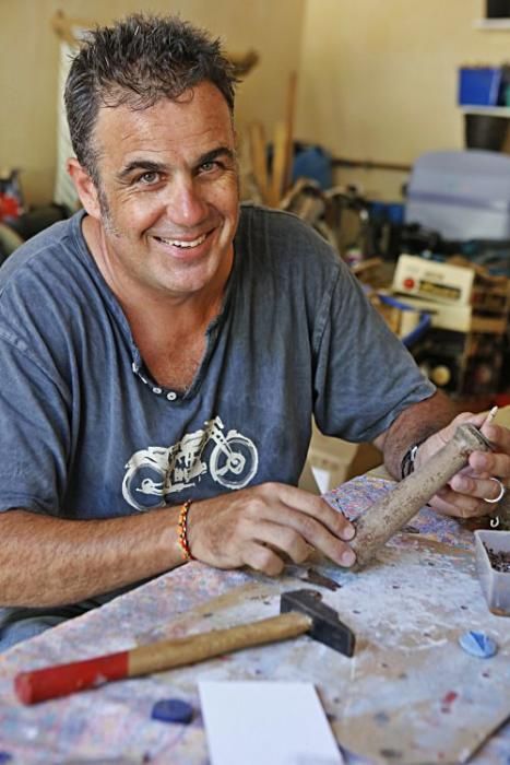 Marcel Escribano macht aus angeschwemmtem Holz, Plastik und Glas bunte Deko-Objekte.