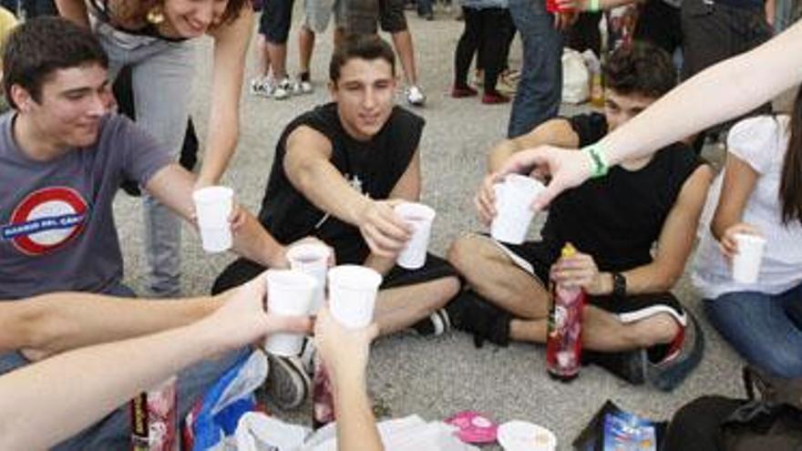 Los expertos alertan de que se extiende entre los jóvenes el hábito de ingerir cinco copas o más en un plazo de dos horas