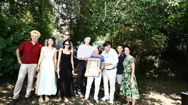 La homenajeada junto a familiares y el lalinense Manolo Seixas. | MANOLO SEIXAS