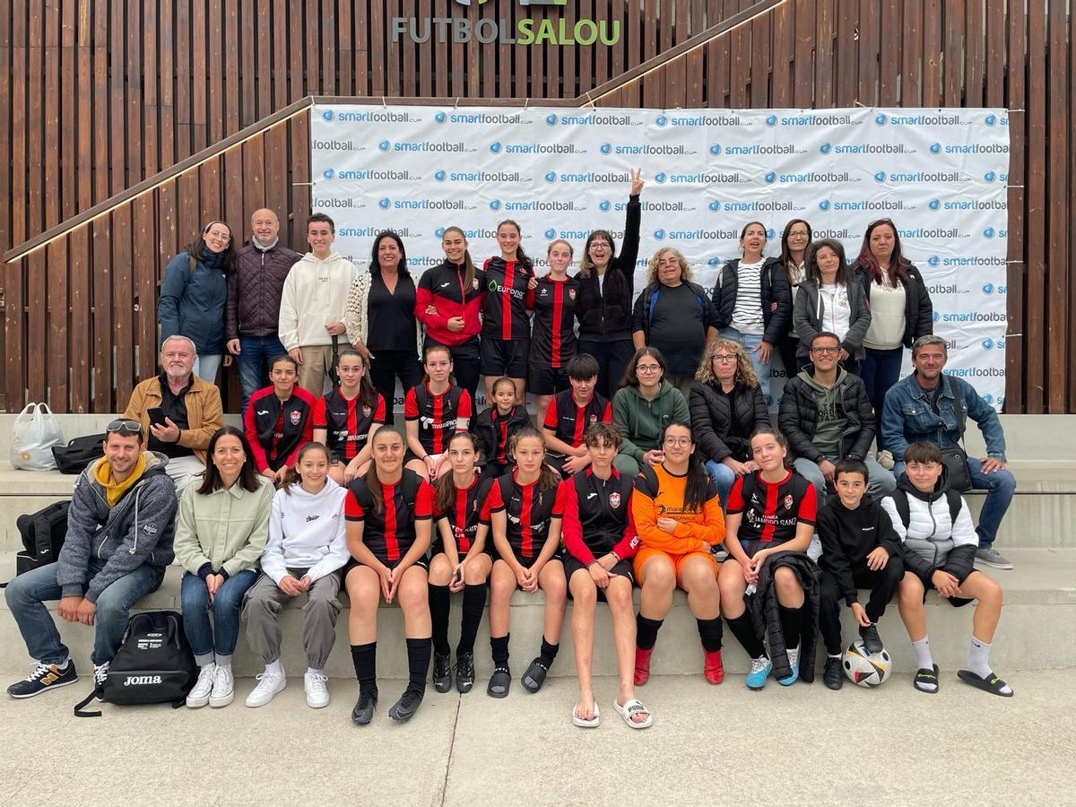 Las chicas del Ciutat de Xàtiva con familiares y amigos en el torneo en Salou.