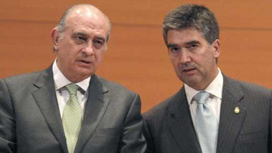 El ministro Fernández Díaz y el director de la Policía, Ignacio Cosidó.