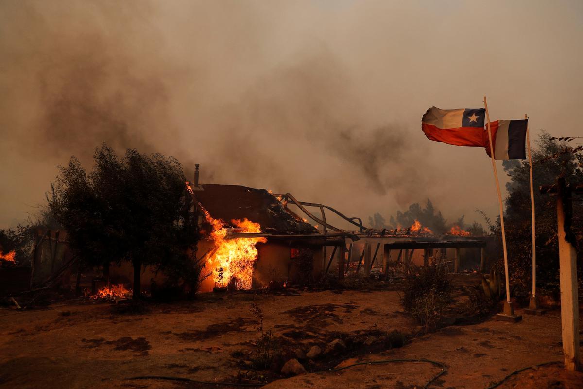 Los incendios que arrasan Chile dejan ya más de 20 muertos