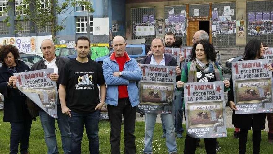 Portavoces de los sindicatos minoritarios, ante la Casa Sindical.