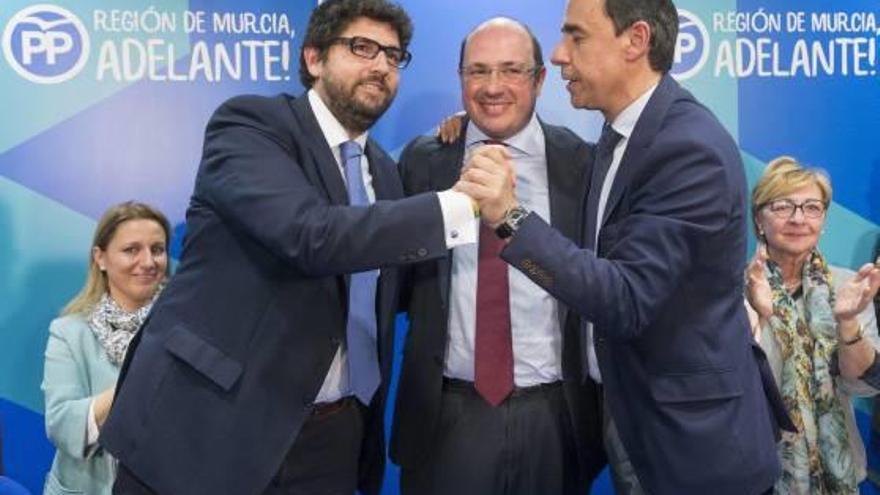 Sánchez, al mig de la foto, entre el probable nou president (a l&#039;esquerra) i Martínez Maillo.