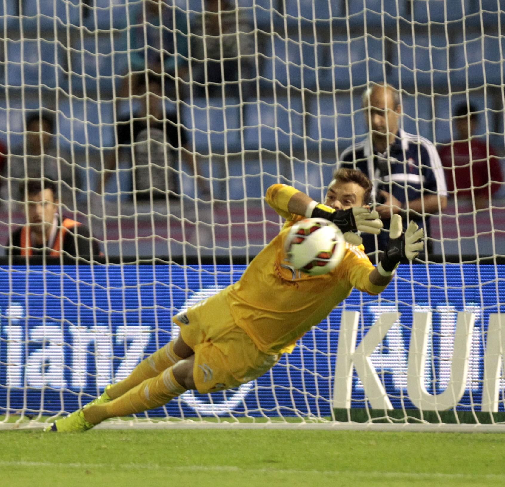 Sergio Álvarez detiene el penalti ante el Deportivo en el último minuto en 2014