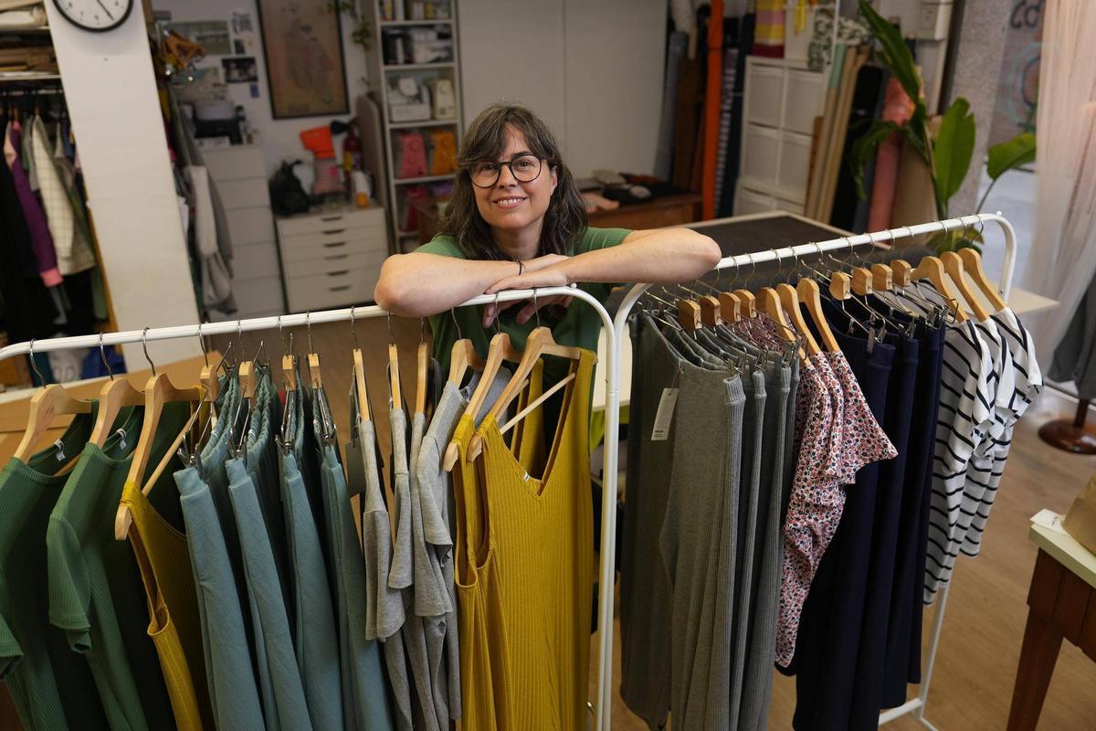 Txell Meritxell Menchero en su tienda Grisfluor de confección de ropa reciclada y donde vende su marca de ropa Oland