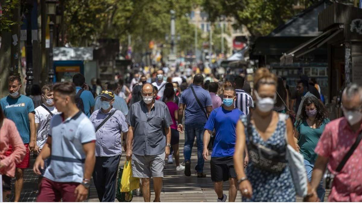 Barcelona estudia medidas para reducir contagios. En la foto, gente paseando por las Ramblas de Barcelona, el jueves.