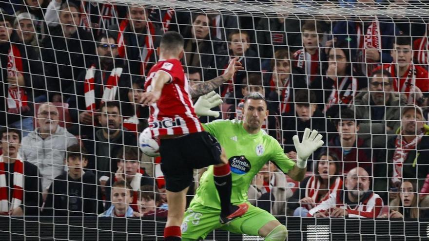 Vicente Guaita intenta detener el penalti que Sancet le lanzó en San Mamés.