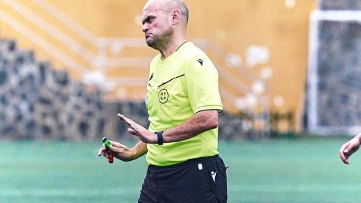 Armiche Tacoronte en una imagen de archivo dirigiendo un partido de fútbol.