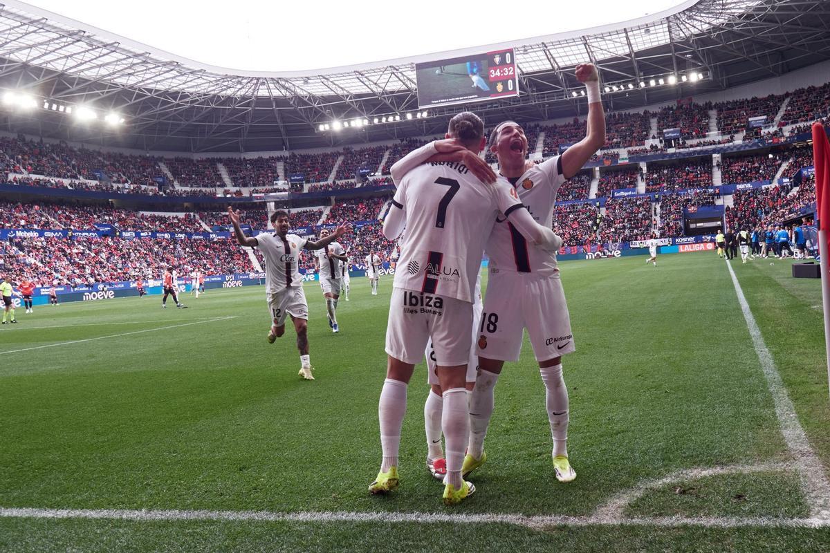 Los jugadores del Mallorca celebran el primer gol de Muriqi ante Osasuna.