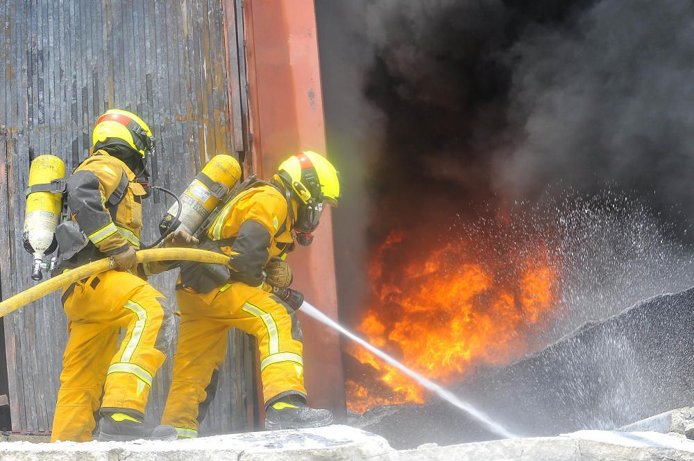 El fuego arrasa una nave con caucho en Crevillent