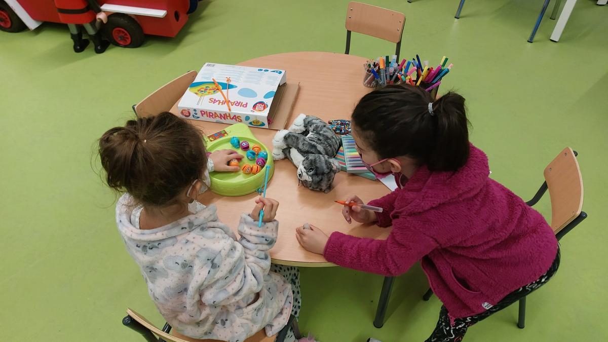 Inés y Raquel se   hicieron mejores   amigas en el Aula   Hospitalaria.