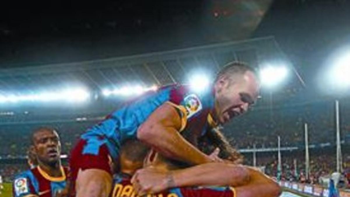 Los jugadores del Barça, con Iniesta arriba, celebran el segundo gol de Villa.