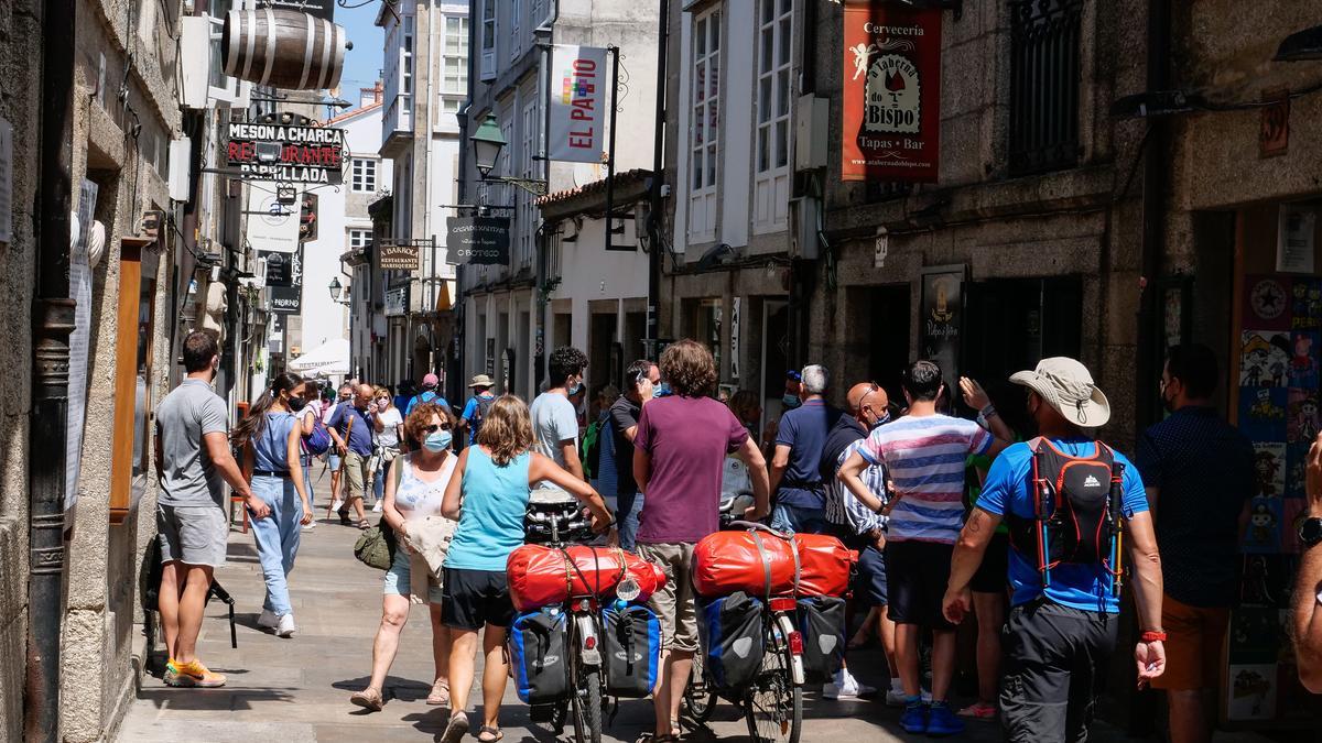 Peregrinos y turistas en Compostela.