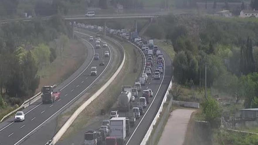 Atasco de vehículos esta mañana en la autopista de Inca.