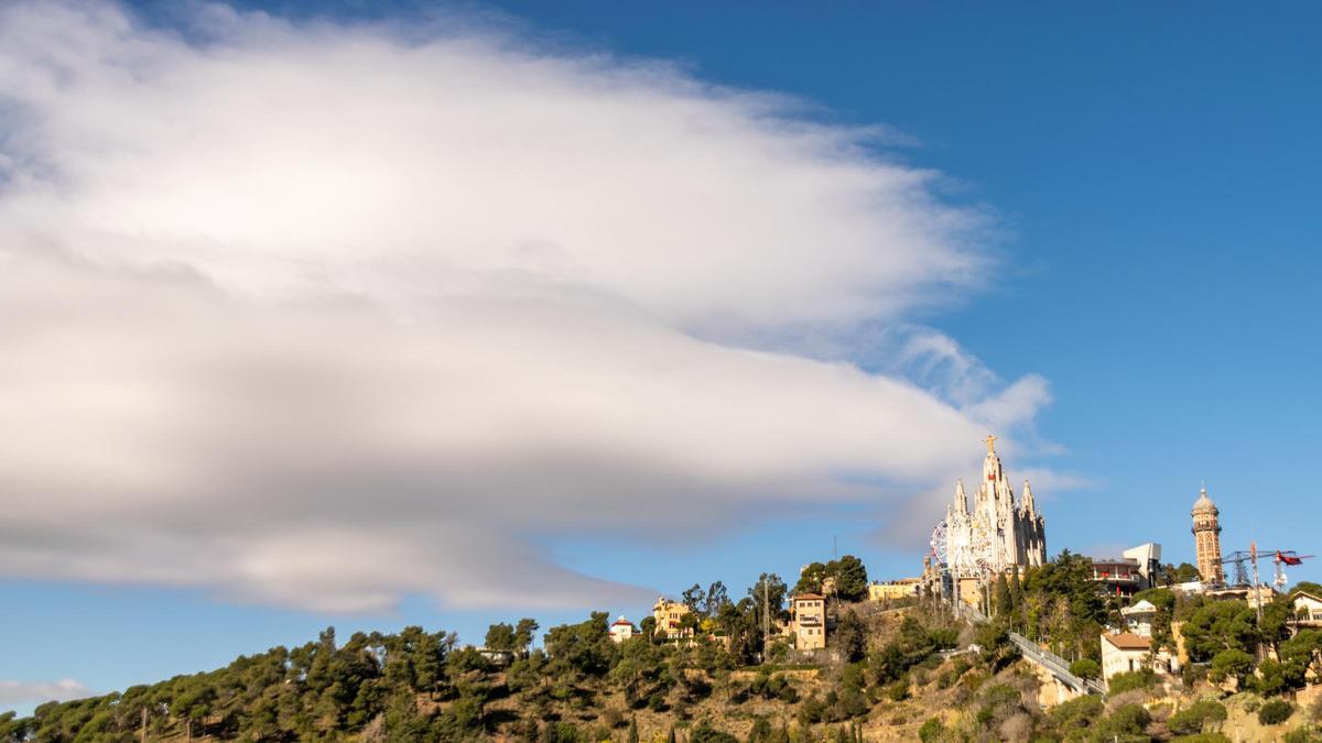 Nubes lenticulares vistos desde el Observatori Fabra, la mañana del 12 de febrero del 2024