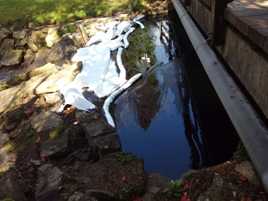 Vertido de chapapote en el río Lagares de Vigo