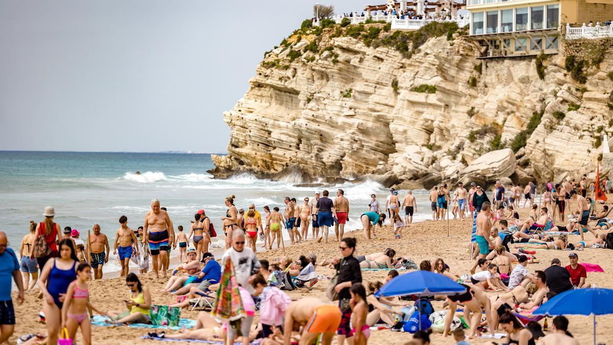 Turistas en la playa en Benidorm esta Semana Santa.