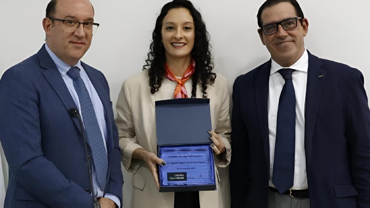 Begoña Antón Rodríguez, en el centro, cuando recibió el Premio Agrobank.