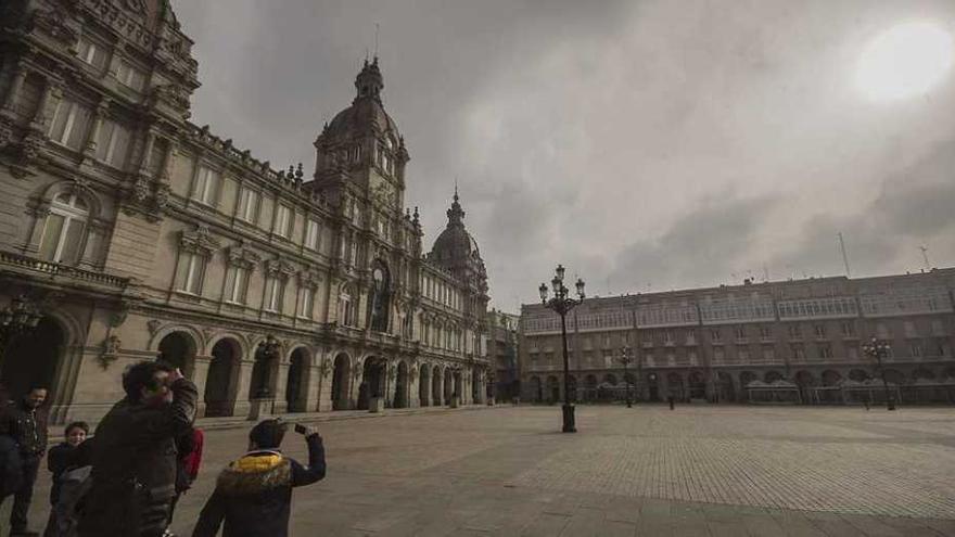 Escasa afluencia en la plaza de María Pita, en A Coruña, debido a las densas nubes. // 13fotos