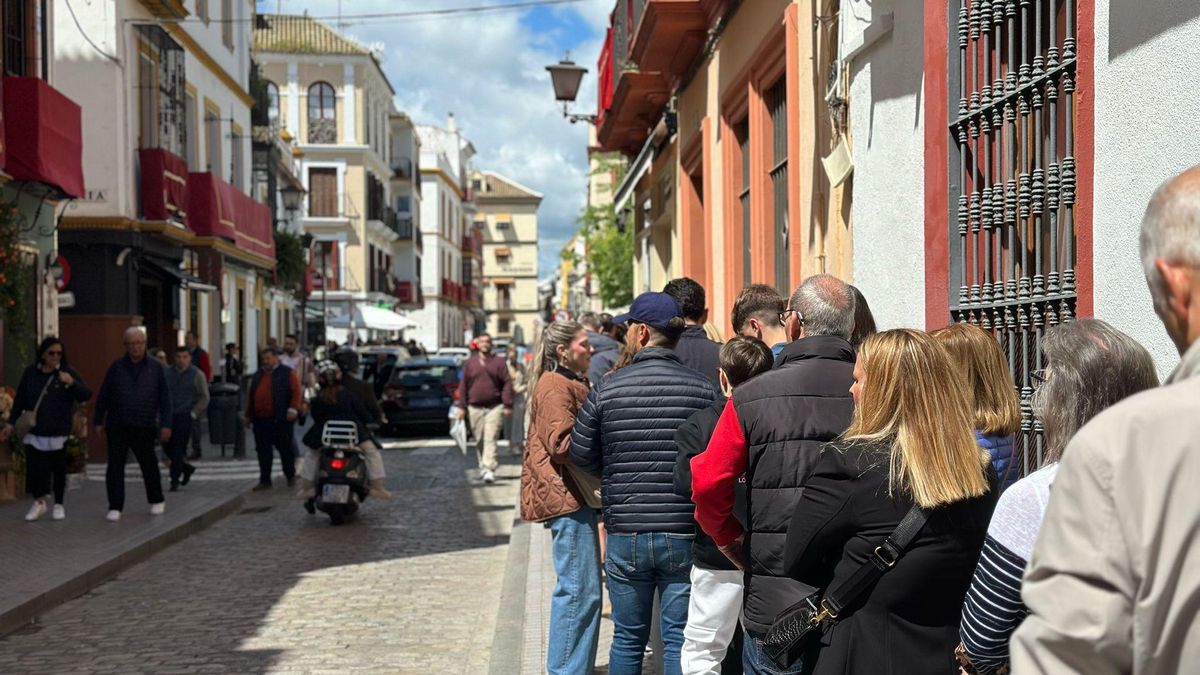 Las colas para entrar en la Basílica del Gran Poder llegan hasta el inicio de la calle Conde de Barajas.  La Junta de Gobierno de la Hermandad de la Macarena ha visitado a la Hermandad del Gran Poder a las 13.15h del mediodía.