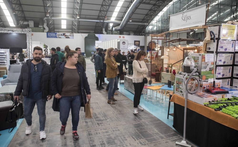 Cientos de visitantes descubren las novedades en el sector de los electrodomésticos, los muebles y la decoración en la primera Feria Hogar Factory de Vigo.