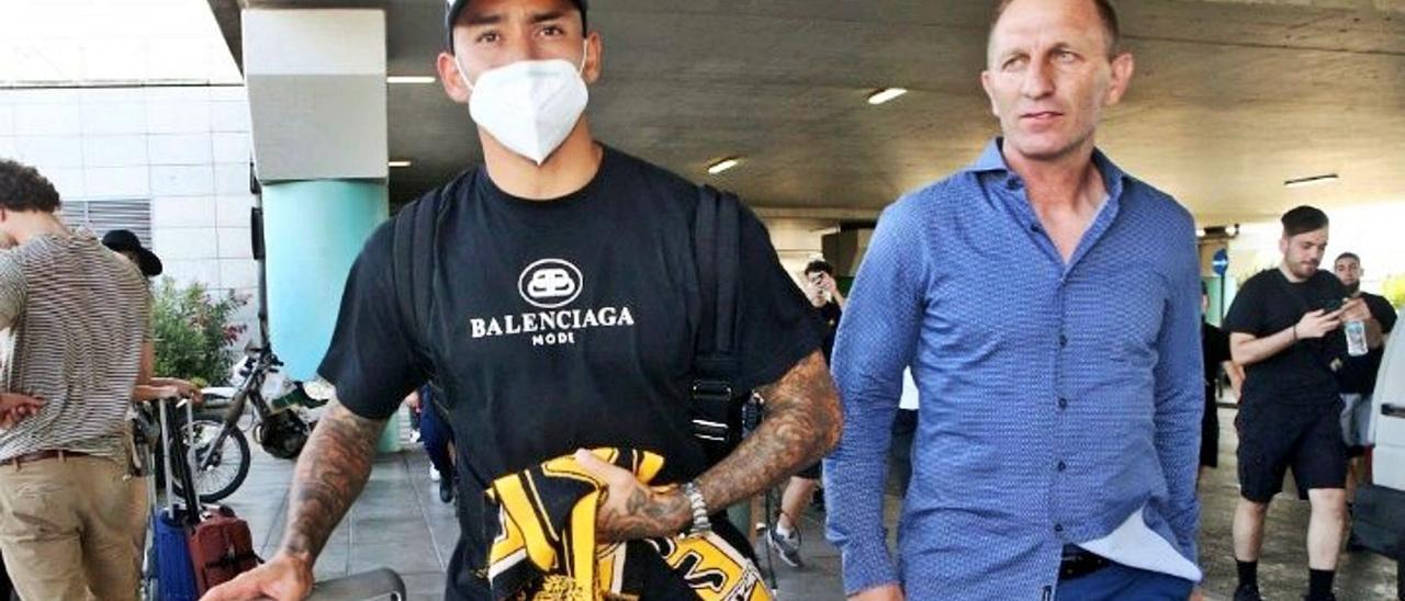 Sergio Araujo –izquierda–, con la bufanda del AEK en la mano, junto a Branko Milovanovic, ojeador internacional de la UD Las Palmas, ayer en el aeropuerto de Atenas. | | TWITTER