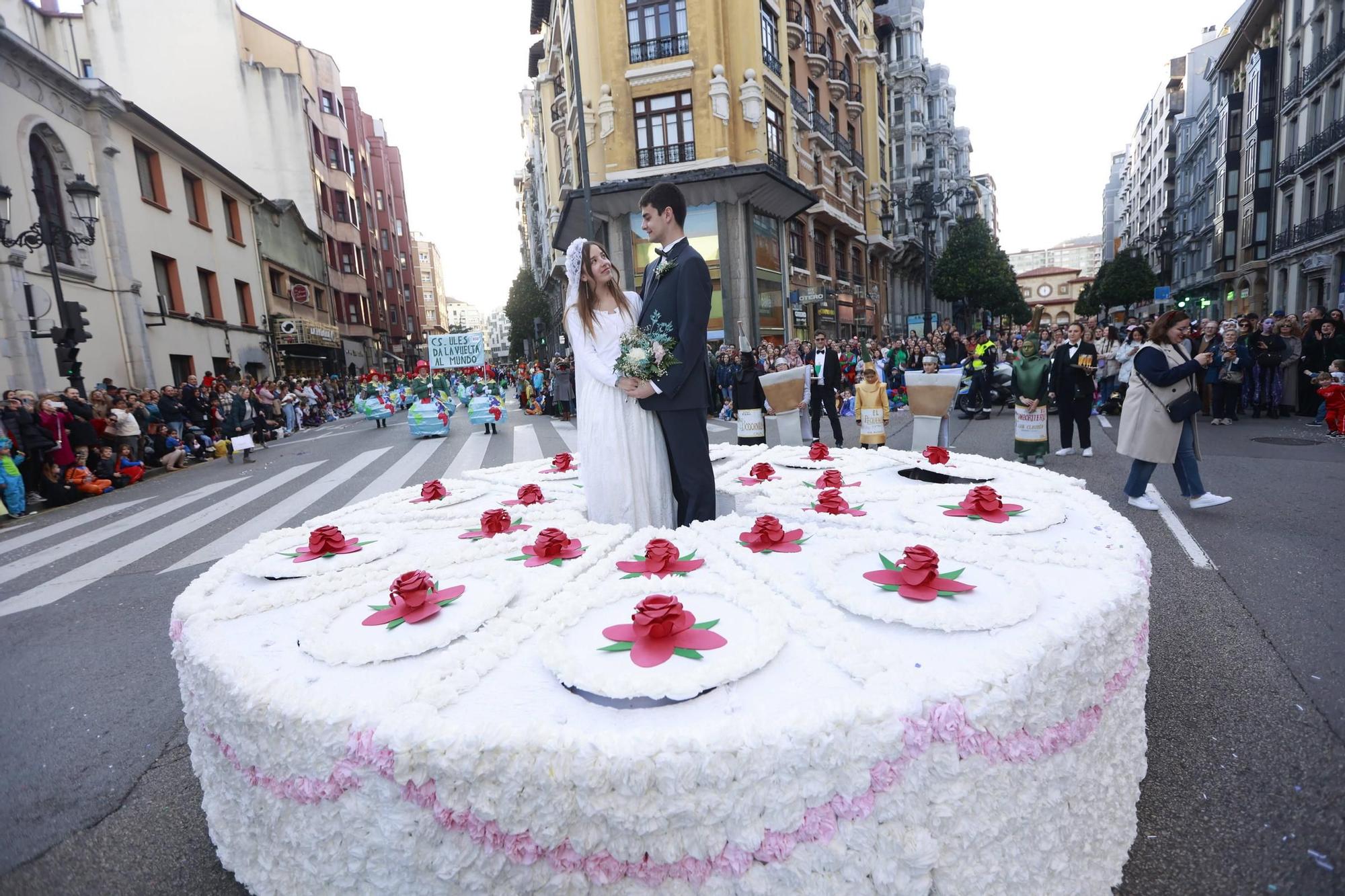 El Carnaval llena de color y alegría las calles de Oviedo