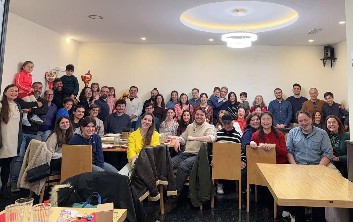 Gran comida entre miembros de la comunidad asiática y alumnos de la academia de chino «Panda y Tola», este domingo, en el restaurante Mi Paisano, en el Muro de San Lorenzo, para festejar el Año Nuevo.