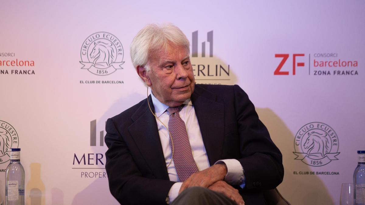 El expresidente del Gobierno Felipe González dialoga con el abogado y 'padre' de la Constitución en el nuevo ciclo de conferencias ‘Agendas Cruzadas Madrid-Barcelona’, en el Círculo Ecuestre, a 20 de octubre de 2021.