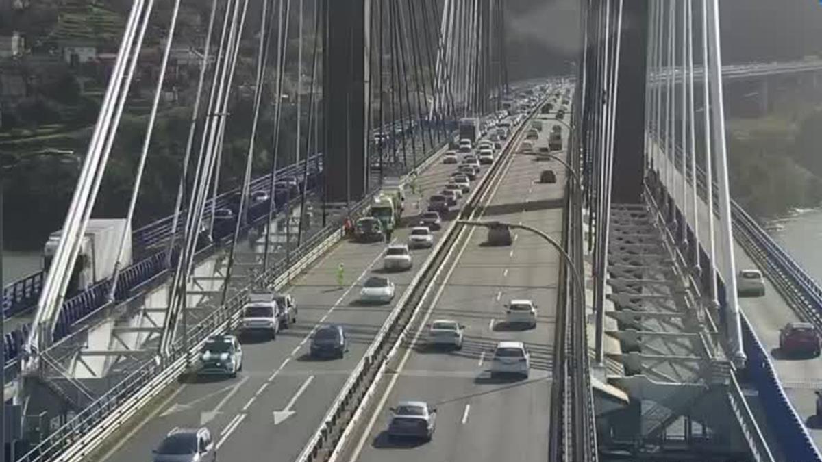 Tráfico lento sobre la pasarela de Rande.