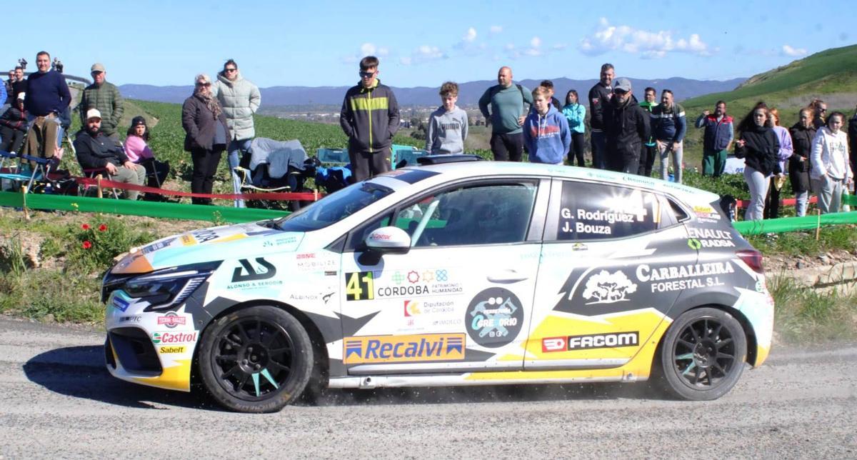 El público sigue el paso de un coche durante la pasada edición del Rali Sierra Morena.