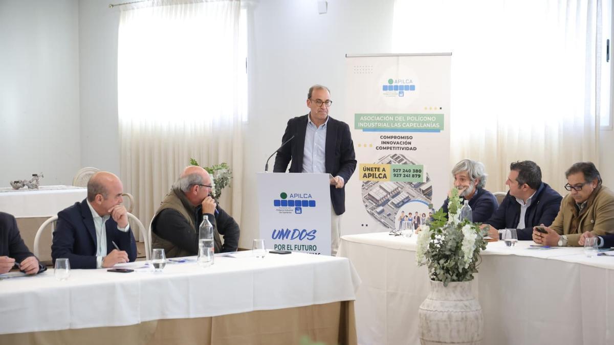 FOTOGALERÍA | El alcalde de Cáceres anuncia inversiones en Capellanías durante la Asamblea de Apilca