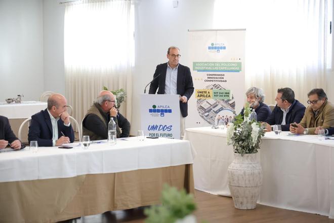 FOTOGALERÍA | El alcalde de Cáceres anuncia inversiones en Capellanías durante la Asamblea de Apilca