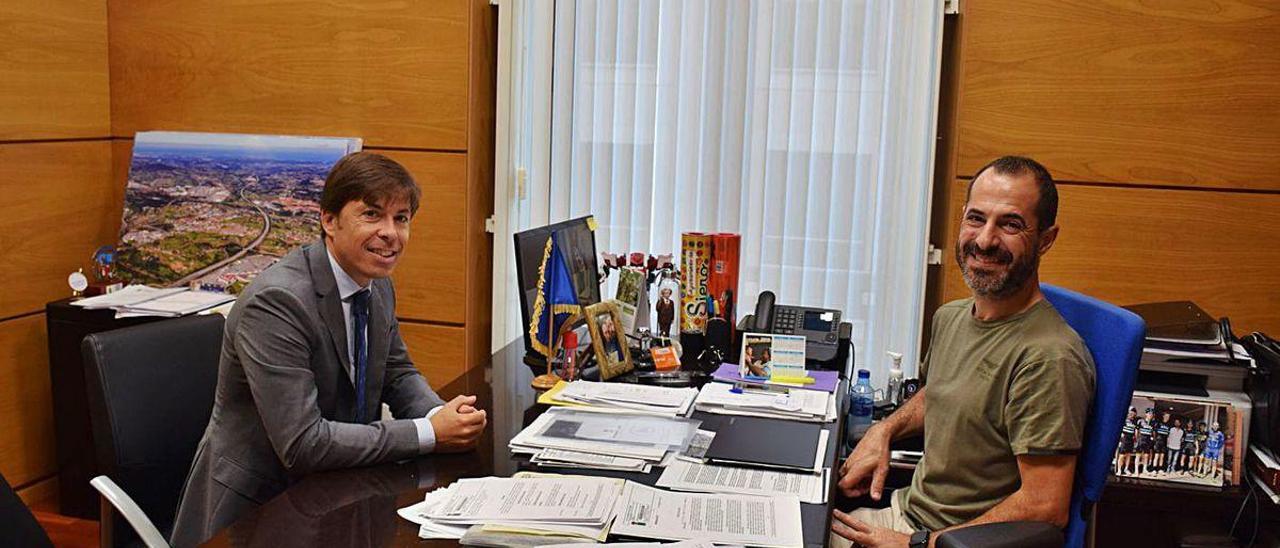 Una reunión entre el gerente de Sodeco, a la izquierda, Francisco Fernández, con el alcalde de Siero, Ángel García, antes del estado de alarma.