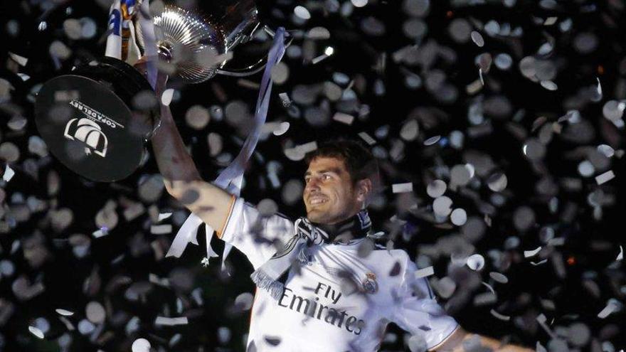Casillas, con la Copa en Cibeles.