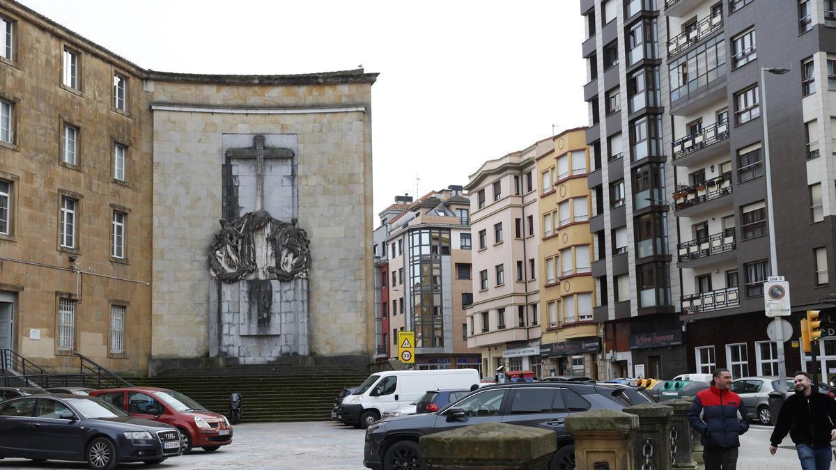 "Para bien o para mal, es Historia del país", afirman las familias del colegio gijonés de la Inmaculada sobre el monumento a los Héroes del Simancas
