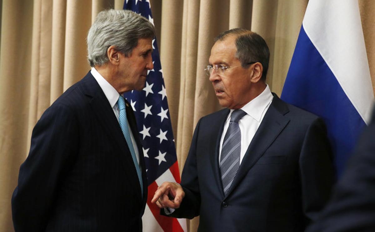 El secretari d’Estat dels EUA John Kerry (esquerra) i el ministre d’Exteriors de Rússia, Serguei Lavrov, el 17 d’abril passat, a Ginebra.