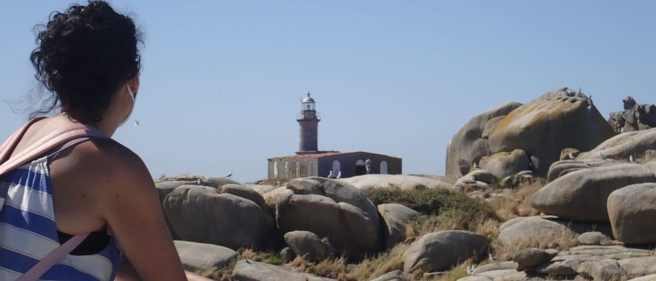 Una visita a la isla de Rúa, provista de un faro que es réplica del existente en Ons.