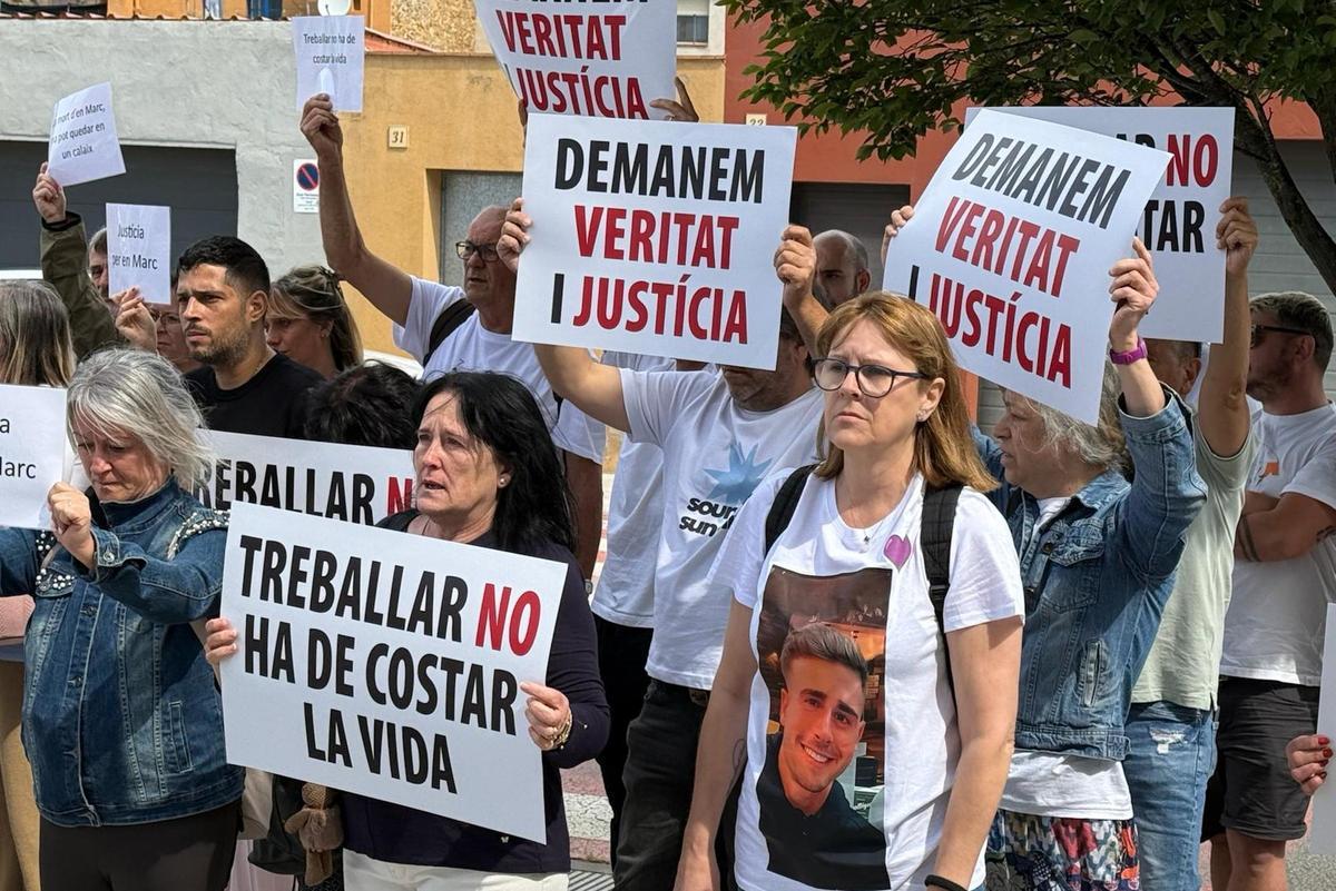 Les imatges de la concentració a la Bisbal per un jove que va morir fixant boies a Begur