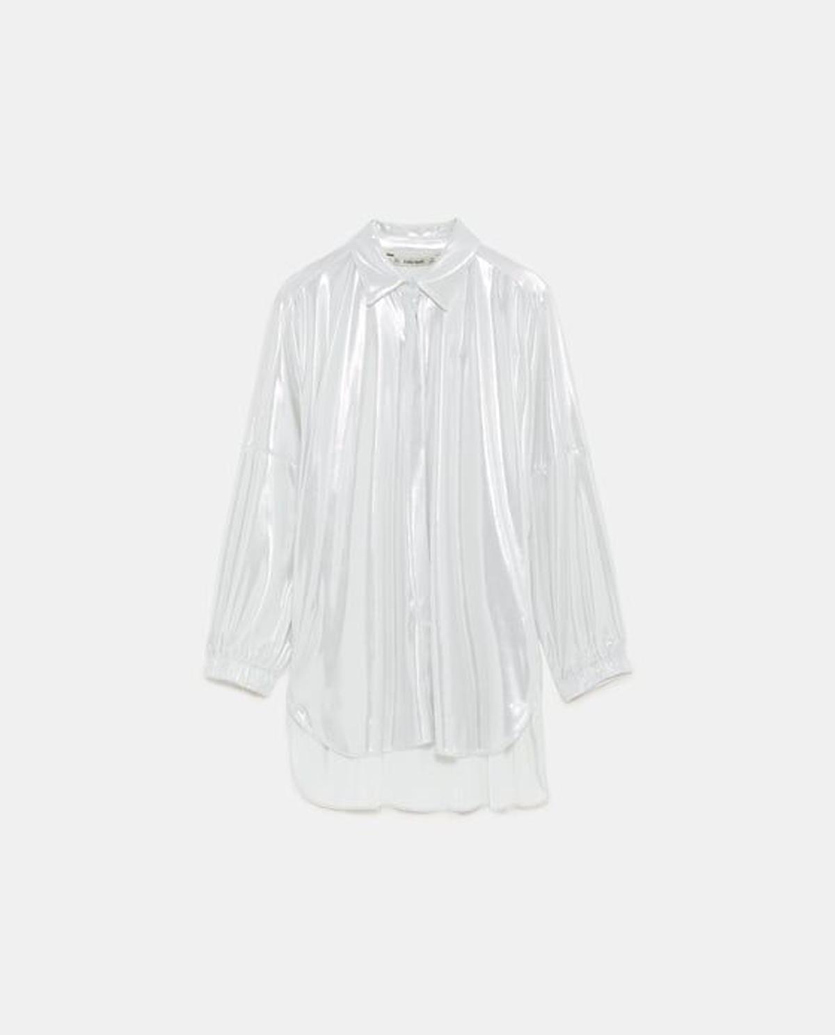 Camisa con efecto metalizado de Zara. (Precio: 25, 95 euros)