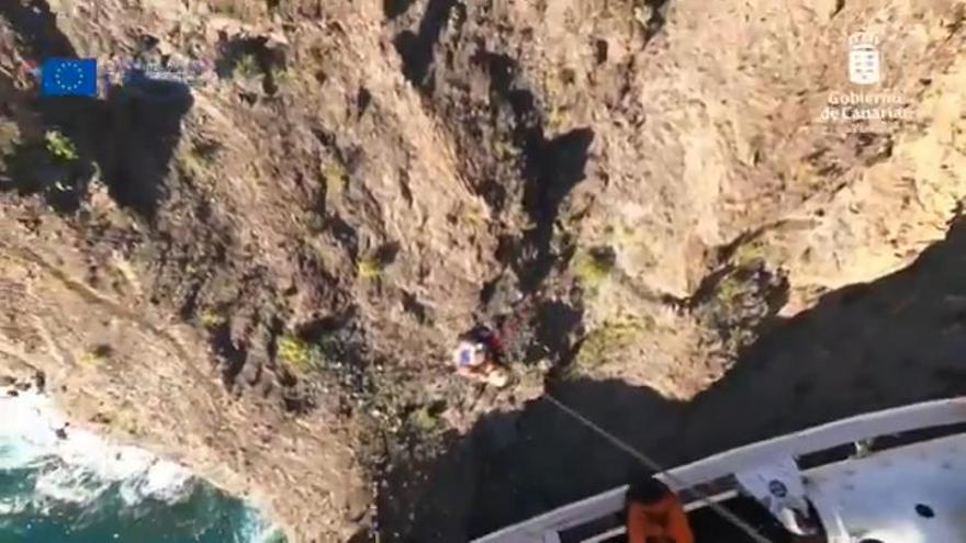 El helicóptero del GES rescata a un senderista en Los Gigantes