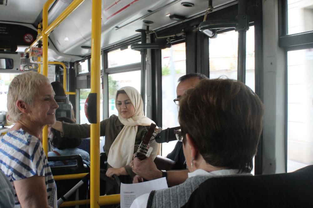 Una coral de gent gran actua al bus urbà manresà