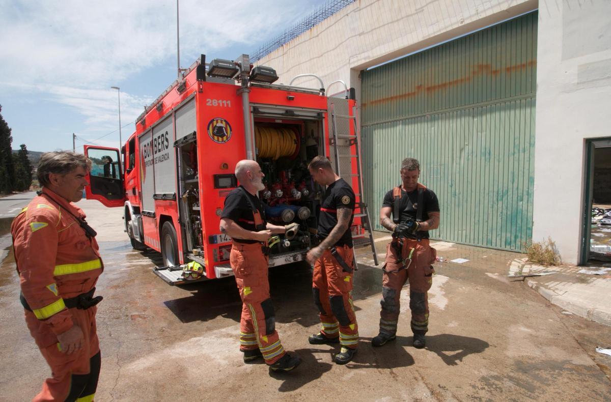 Los bomberos, ante la nave.
