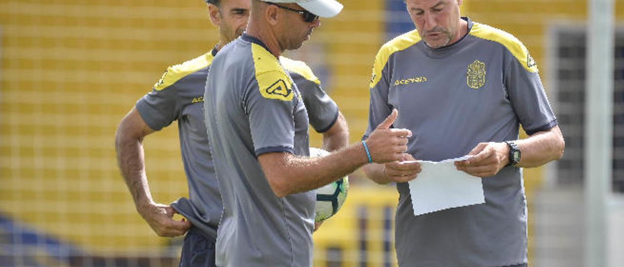 Manolo Márquez, entrenador de la UD Las Palmas, en el entrenamiento de ayer en El Hornillo junto con Rafa Cristóbal y Paquito Ortiz.